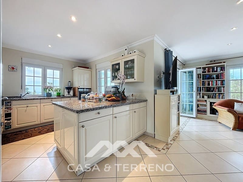 6 soveværelse Guesthouse/B & B til salg i Sayalonga med swimmingpool - € 890.000 (Ref: 9719826)