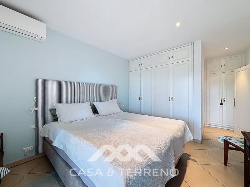 6 soveværelse Guesthouse/B & B til salg i Sayalonga med swimmingpool - € 890.000 (Ref: 9719826)