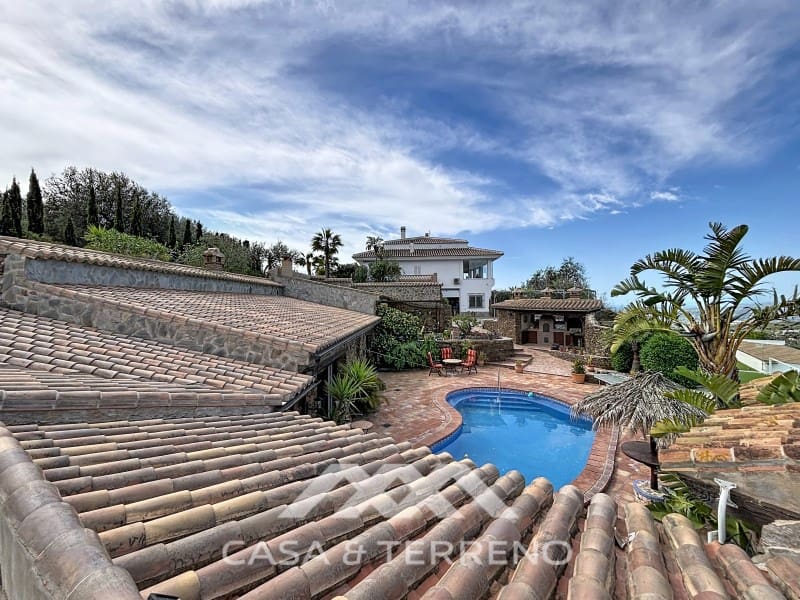 6 soveværelse Guesthouse/B & B til salg i Sayalonga med swimmingpool - € 890.000 (Ref: 9719826)