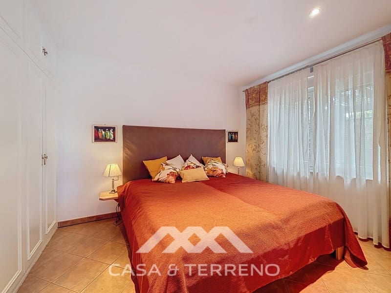 6 soveværelse Guesthouse/B & B til salg i Sayalonga med swimmingpool - € 890.000 (Ref: 9719826)