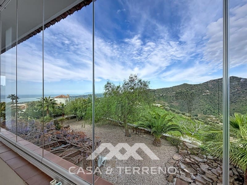 6 soveværelse Guesthouse/B & B til salg i Sayalonga med swimmingpool - € 890.000 (Ref: 9719826)