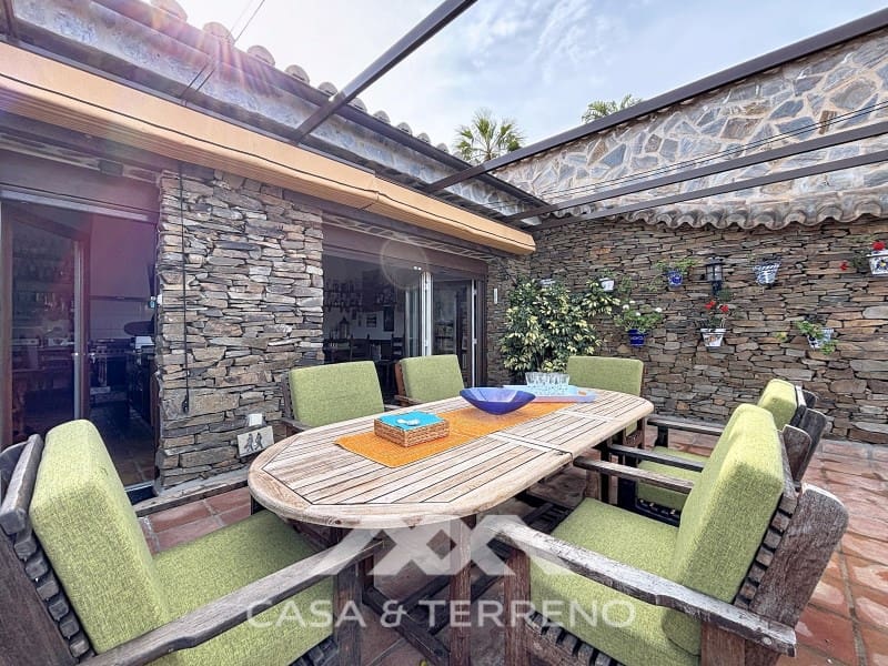 6 soveværelse Guesthouse/B & B til salg i Sayalonga med swimmingpool - € 890.000 (Ref: 9719826)