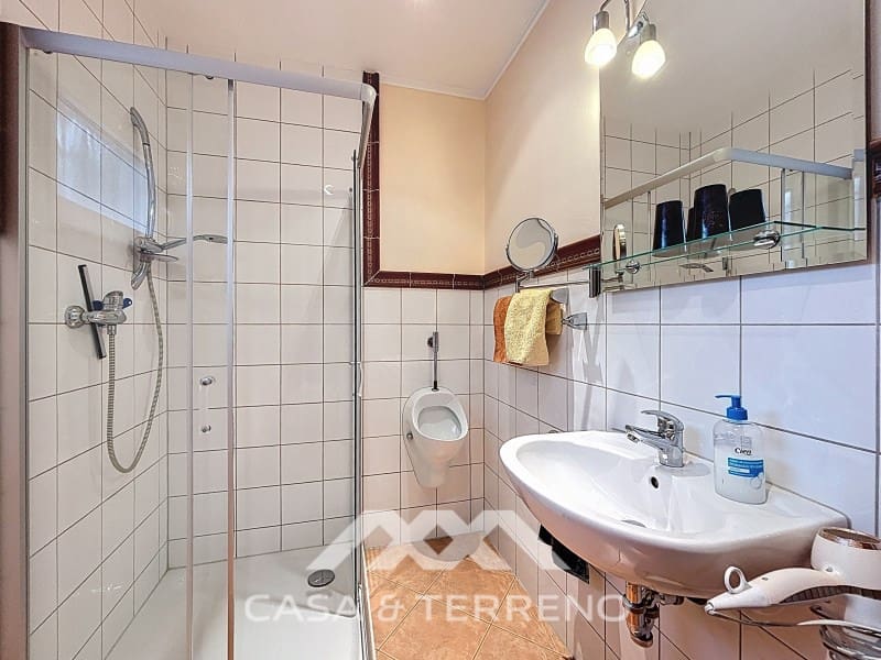 6 soveværelse Guesthouse/B & B til salg i Sayalonga med swimmingpool - € 890.000 (Ref: 9719826)