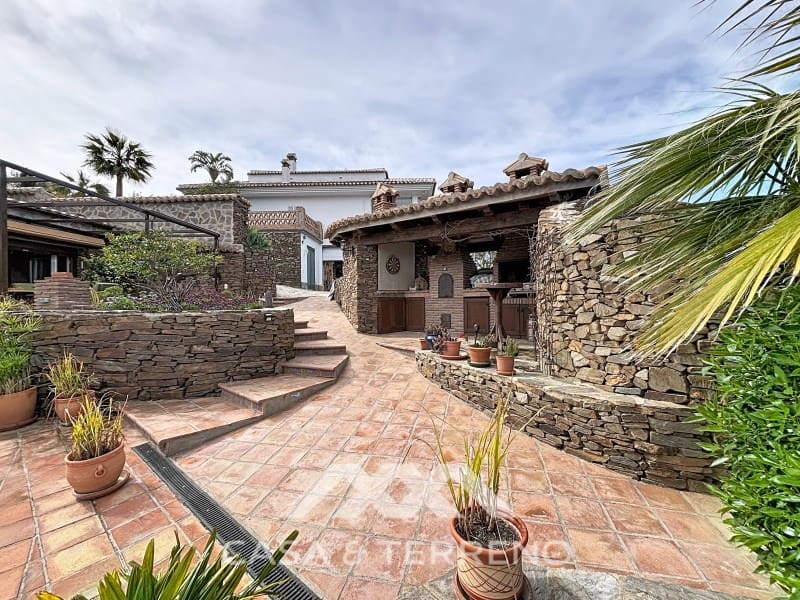 6 soveværelse Guesthouse/B & B til salg i Sayalonga med swimmingpool - € 890.000 (Ref: 9719826)