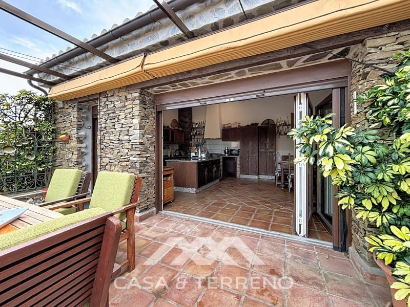 6 soveværelse Guesthouse/B & B til salg i Sayalonga med swimmingpool - € 890.000 (Ref: 9719826)