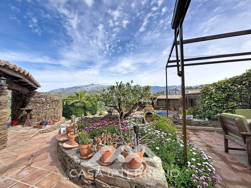 6 soveværelse Guesthouse/B & B til salg i Sayalonga med swimmingpool - € 890.000 (Ref: 9719826)