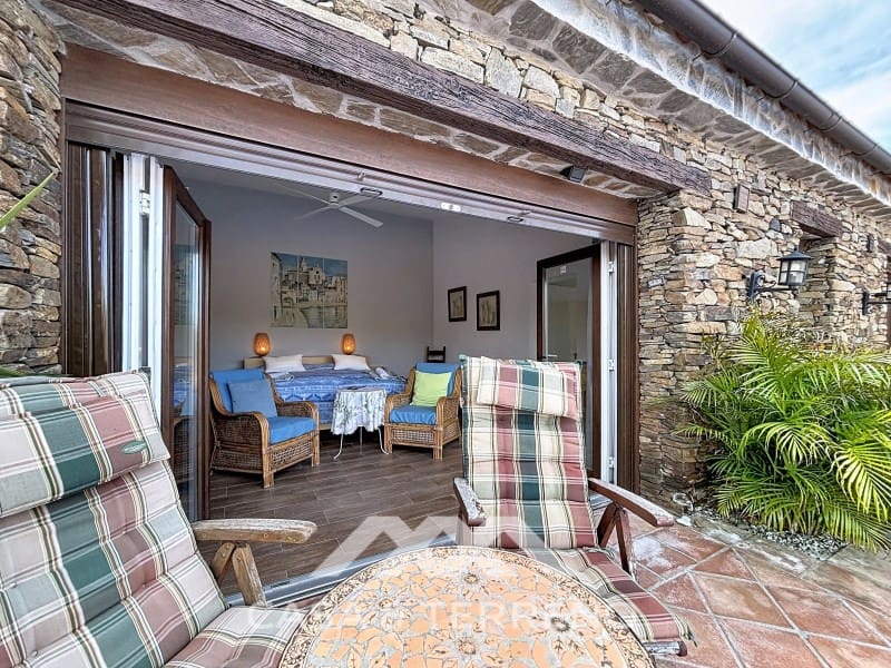 6 soveværelse Guesthouse/B & B til salg i Sayalonga med swimmingpool - € 890.000 (Ref: 9719826)