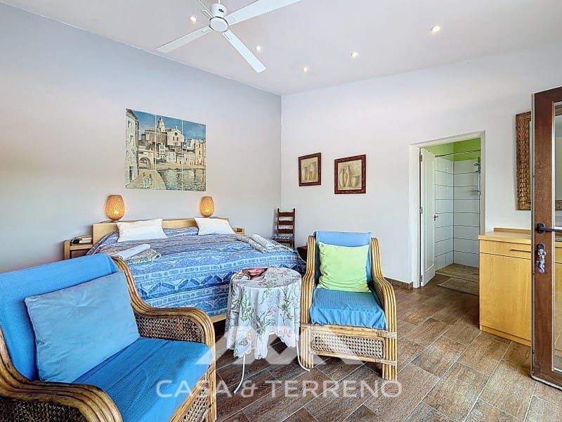 6 soveværelse Guesthouse/B & B til salg i Sayalonga med swimmingpool - € 890.000 (Ref: 9719826)