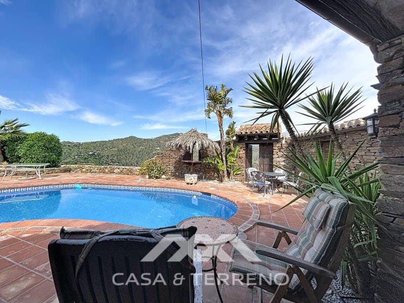 6 soveværelse Guesthouse/B & B til salg i Sayalonga med swimmingpool - € 890.000 (Ref: 9719826)