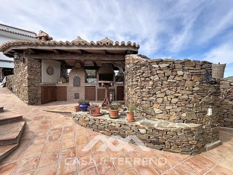 6 soveværelse Guesthouse/B & B til salg i Sayalonga med swimmingpool - € 890.000 (Ref: 9719826)