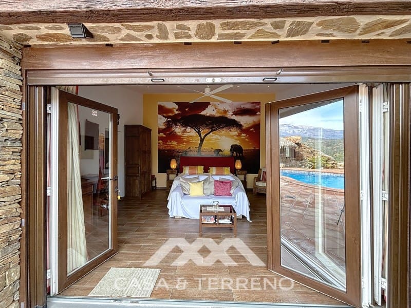 6 soveværelse Guesthouse/B & B til salg i Sayalonga med swimmingpool - € 890.000 (Ref: 9719826)