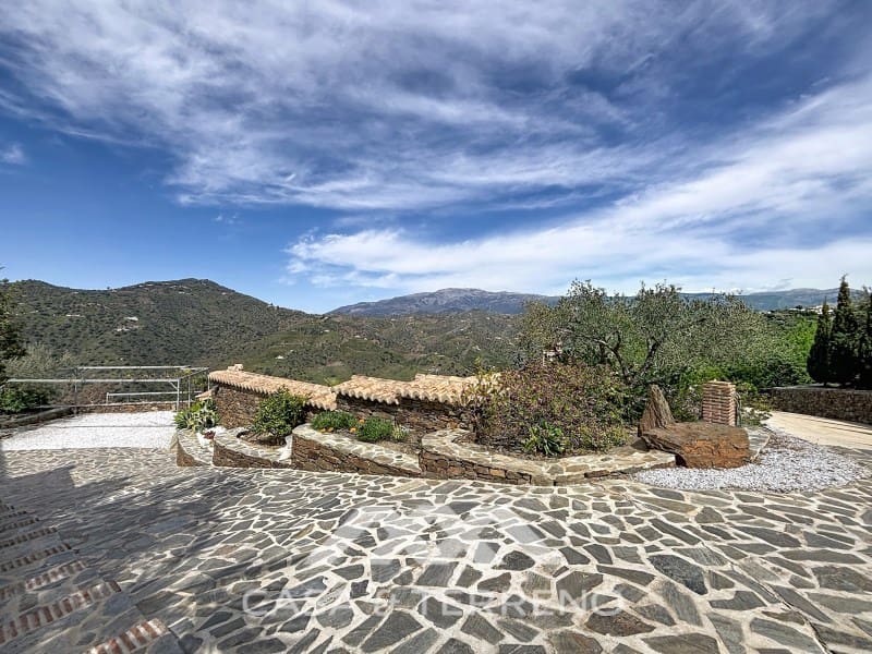 6 soveværelse Guesthouse/B & B til salg i Sayalonga med swimmingpool - € 890.000 (Ref: 9719826)