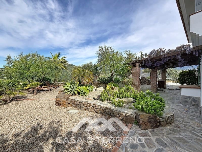 6 soveværelse Guesthouse/B & B til salg i Sayalonga med swimmingpool - € 890.000 (Ref: 9719826)