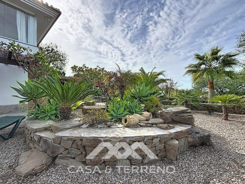 6 soveværelse Guesthouse/B & B til salg i Sayalonga med swimmingpool - € 890.000 (Ref: 9719826)