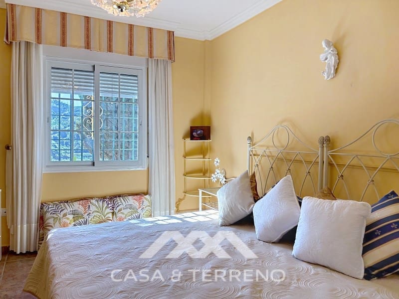 3 bedroom Villa for rent in Velez-Malaga with pool garage - € 1,995 (Ref: 9747780)