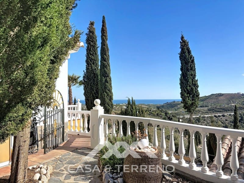 3 bedroom Villa for rent in Velez-Malaga with pool garage - € 1,995 (Ref: 9747780)