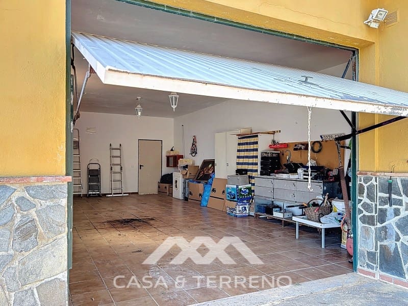 3 bedroom Villa for rent in Velez-Malaga with pool garage - € 1,995 (Ref: 9747780)