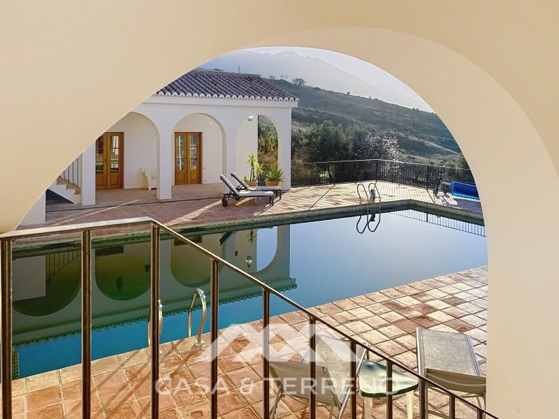 8 Zimmer Villa zu verkaufen in Alcaucin mit Pool - 1.395.000 € (Ref: 9790948)