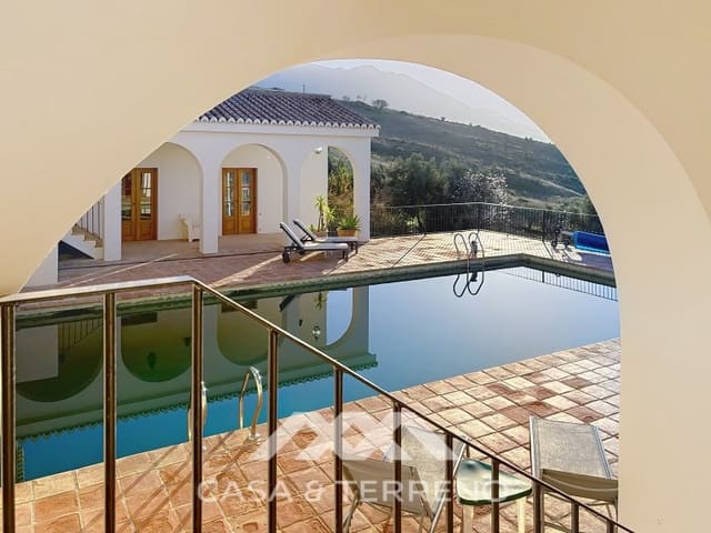 8 Zimmer Villa zu verkaufen in Alcaucín mit Pool - 1.395.000 € (Ref: 9790948)