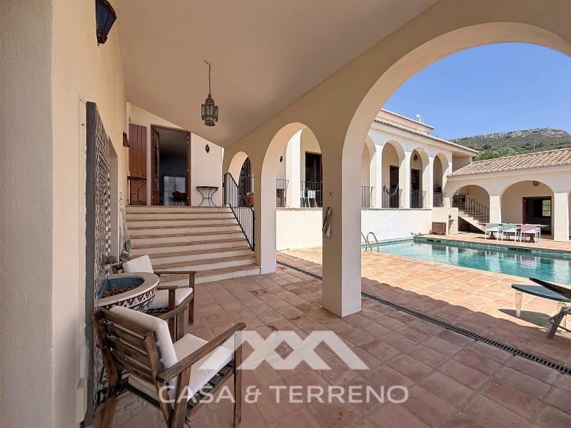 8 Zimmer Villa zu verkaufen in Alcaucin mit Pool - 1.395.000 € (Ref: 9801296)