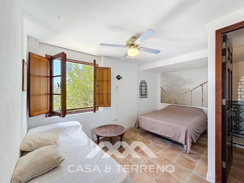 8 Zimmer Villa zu verkaufen in Alcaucin mit Pool - 1.395.000 € (Ref: 9801296)