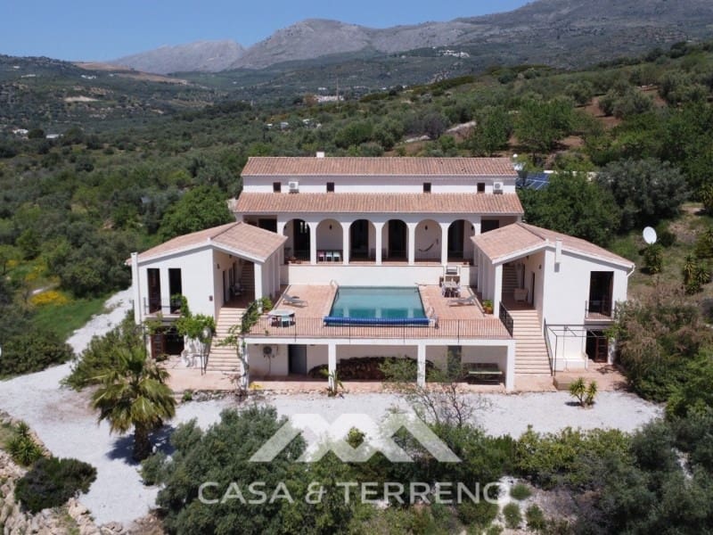 8 bedroom Villa for sale in Alcaucin with pool - € 1,395,000 (Ref: 9801296)