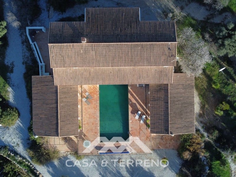8 bedroom Villa for sale in Alcaucin with pool - € 1,395,000 (Ref: 9801296)