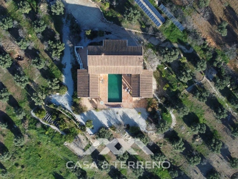 8 bedroom Villa for sale in Alcaucin with pool - € 1,395,000 (Ref: 9801296)