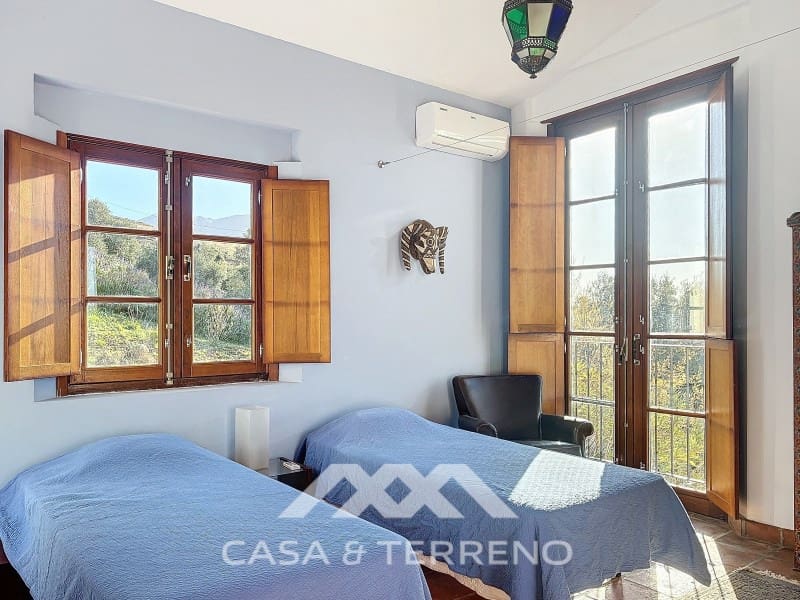 Chalet de 8 habitaciones en Alcaucín en venta con piscina - 1.250.000 € (Ref: 9801296)
