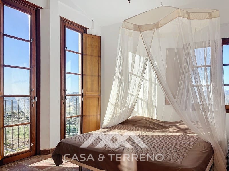 Chalet de 8 habitaciones en Alcaucín en venta con piscina - 1.250.000 € (Ref: 9801296)