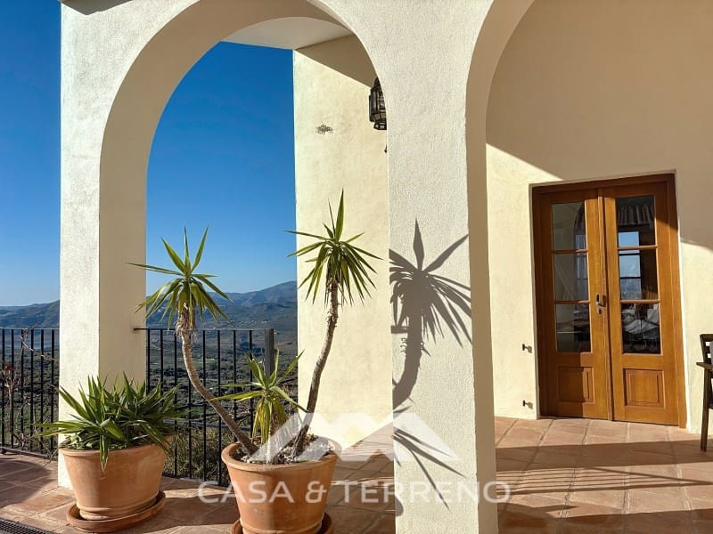 Chalet de 8 habitaciones en Alcaucín en venta con piscina - 1.250.000 € (Ref: 9801296)