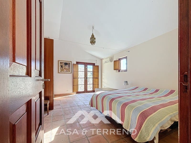 Chalet de 8 habitaciones en Alcaucín en venta con piscina - 1.250.000 € (Ref: 9801296)