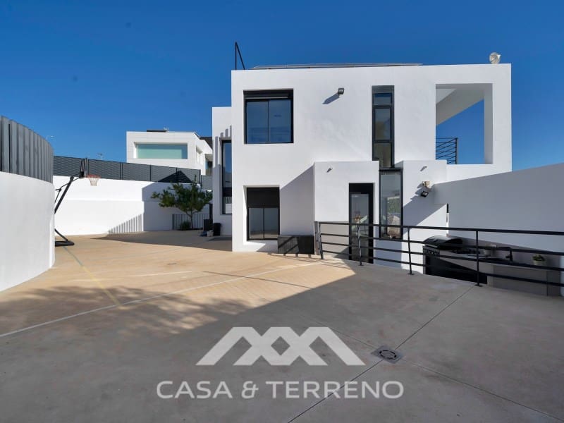 6 bedroom Villa for sale in Malaga city with pool - € 1,870,000 (Ref: 9813295)