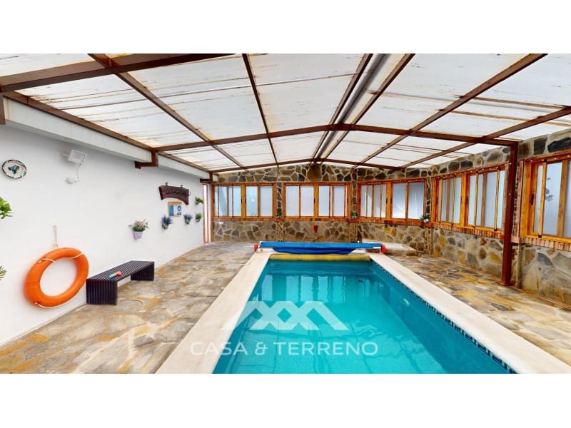 3 soveværelse Villa til salg i Sayalonga med swimmingpool - € 365.000 (Ref: 9820336)