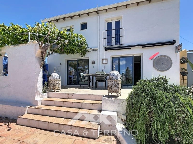 2 bedroom Villa for sale in Almayate with pool - € 598,000 (Ref: 9846157)