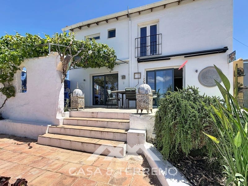 2 bedroom Villa for sale in Almayate with pool - € 598,000 (Ref: 9846157)