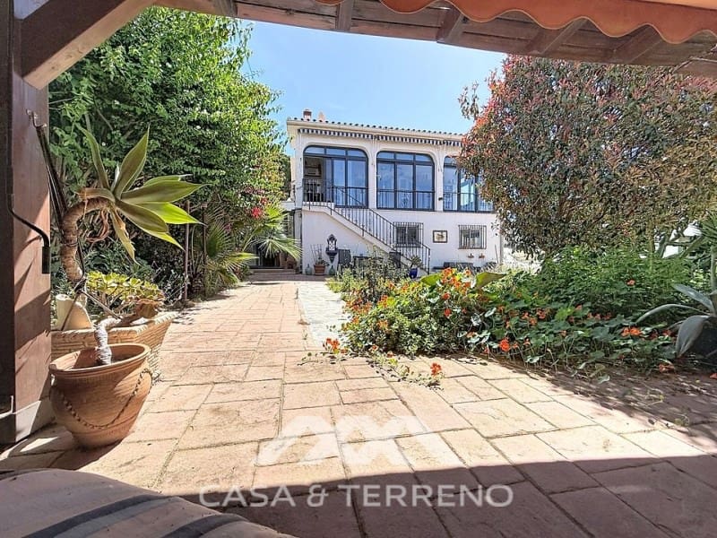 3 slaapkamer Villa te koop in Caleta de Velez met zwembad garage - € 595.000 (Ref: 9876036)