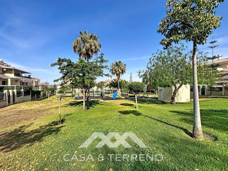 4 bedroom Apartment for sale in Caleta de Velez with garage - € 370,000 (Ref: 9884463)