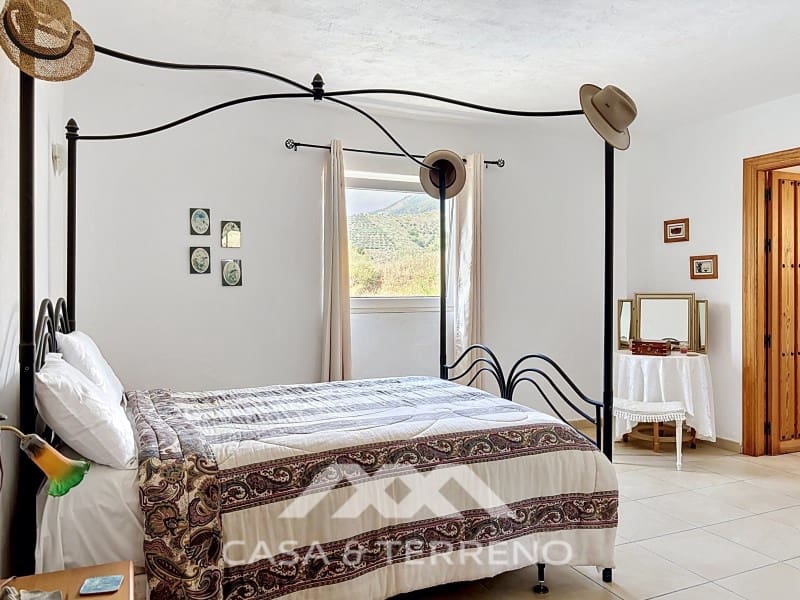 Chalet de 4 habitaciones en Canillas de Aceituno en venta - 449.000 € (Ref: 9884465)