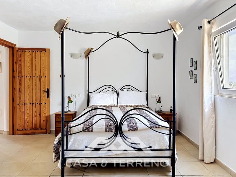 Chalet de 4 habitaciones en Canillas de Aceituno en venta - 449.000 € (Ref: 9884465)