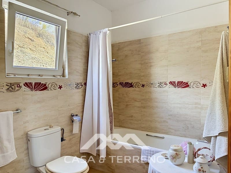 Chalet de 4 habitaciones en Canillas de Aceituno en venta - 449.000 € (Ref: 9884465)