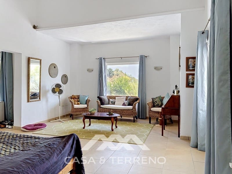 Chalet de 4 habitaciones en Canillas de Aceituno en venta - 449.000 € (Ref: 9884465)