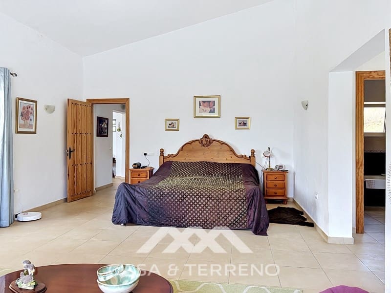 Chalet de 4 habitaciones en Canillas de Aceituno en venta - 449.000 € (Ref: 9884465)