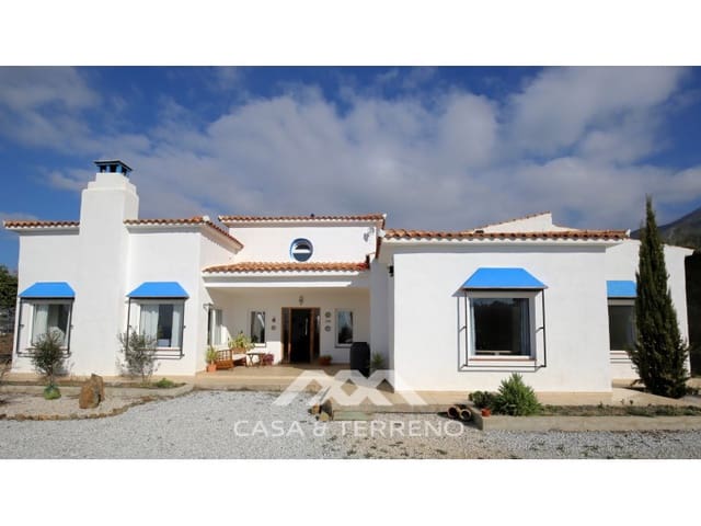 Chalet de 4 habitaciones en Canillas de Aceituno en venta - 449.000 € (Ref: 9884465)