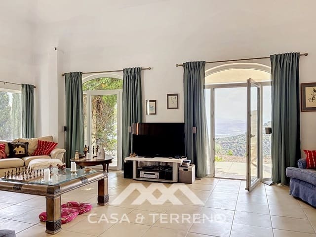 Chalet de 4 habitaciones en Canillas de Aceituno en venta - 449.000 € (Ref: 9884465)
