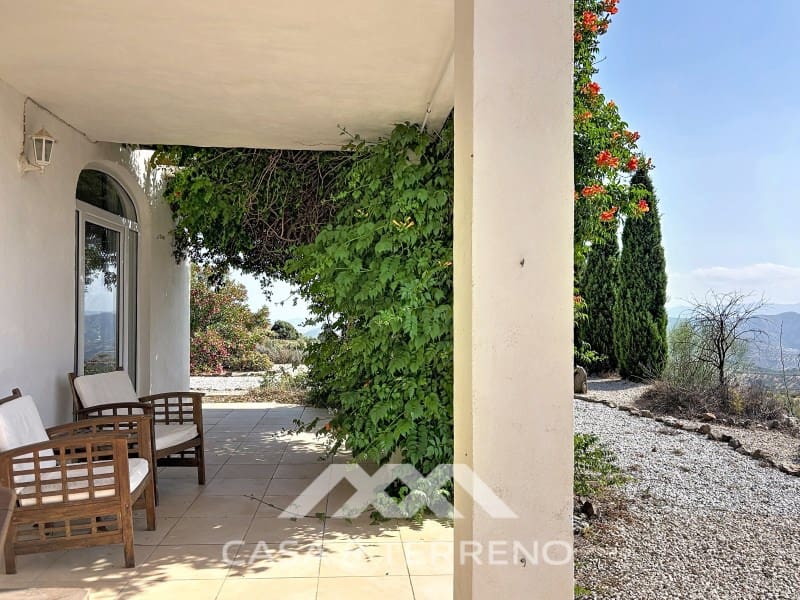 Chalet de 4 habitaciones en Canillas de Aceituno en venta - 449.000 € (Ref: 9884465)
