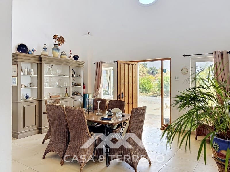 Chalet de 4 habitaciones en Canillas de Aceituno en venta - 449.000 € (Ref: 9884465)