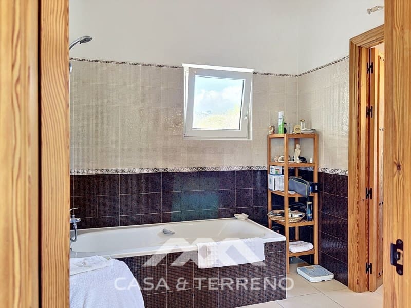 Chalet de 4 habitaciones en Canillas de Aceituno en venta - 449.000 € (Ref: 9884465)