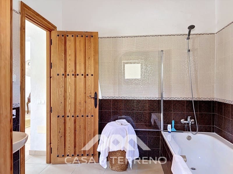 Chalet de 4 habitaciones en Canillas de Aceituno en venta - 449.000 € (Ref: 9884465)