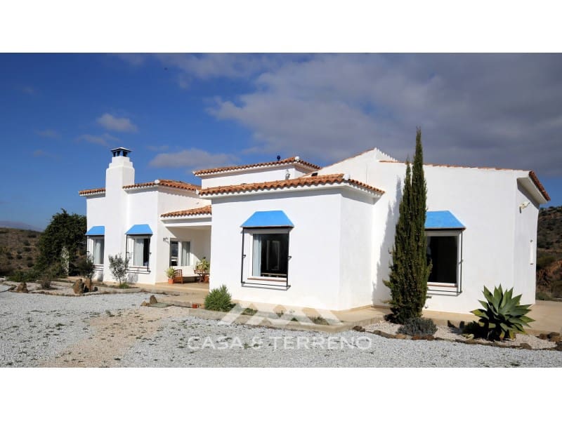 Chalet de 4 habitaciones en Canillas de Aceituno en venta - 449.000 € (Ref: 9884465)
